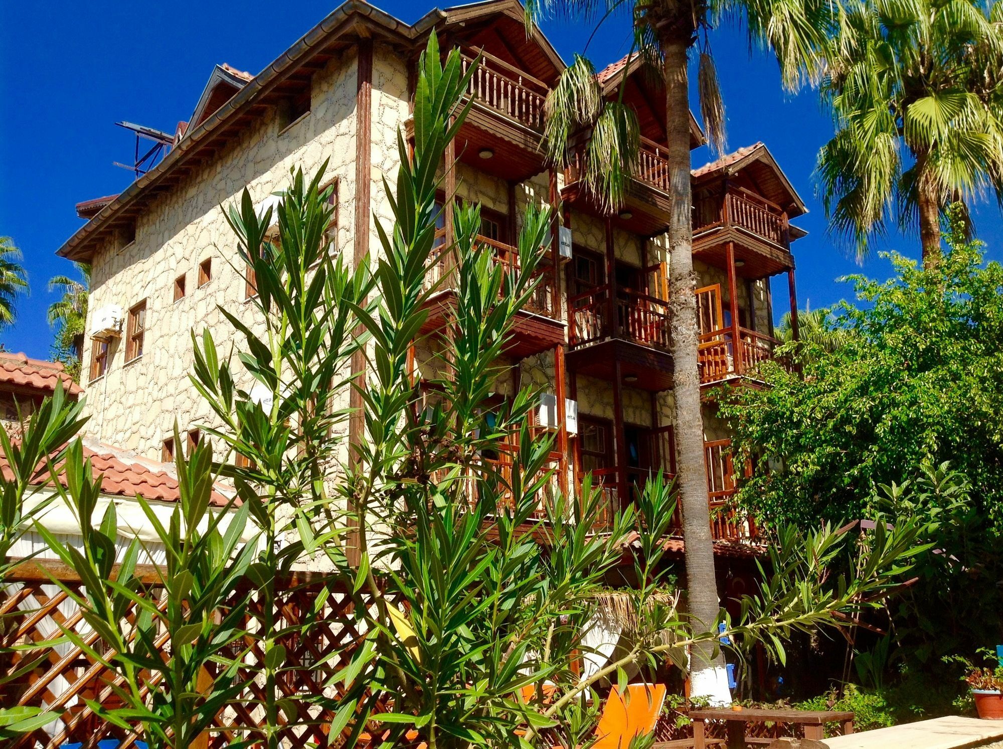 Tuana Hotel Side Exterior photo