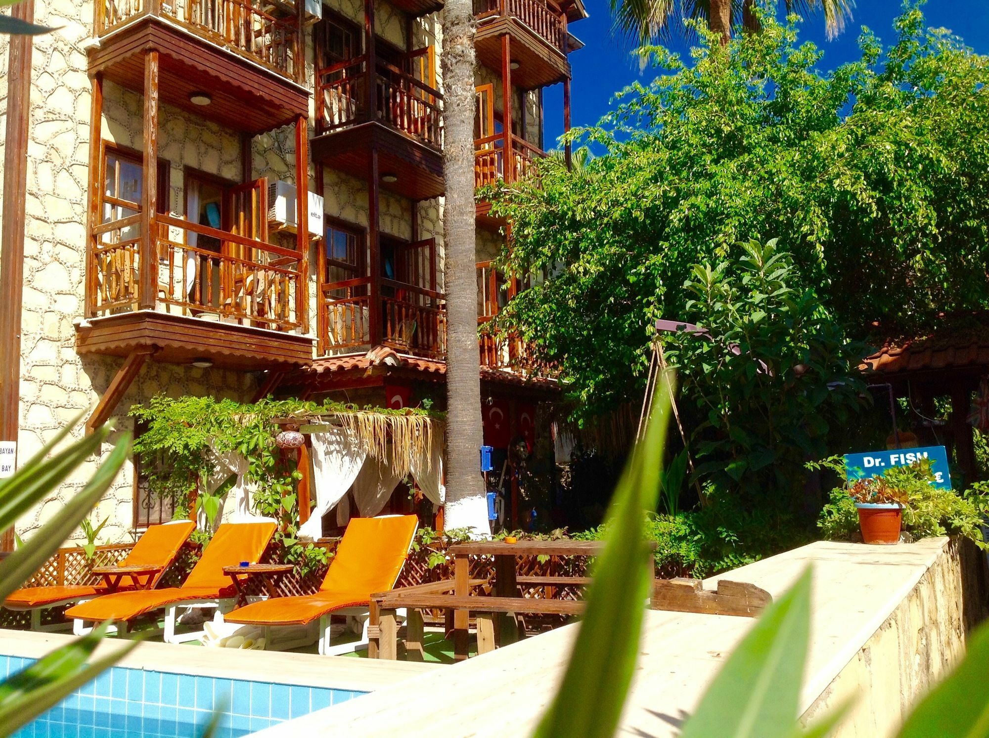 Tuana Hotel Side Exterior photo