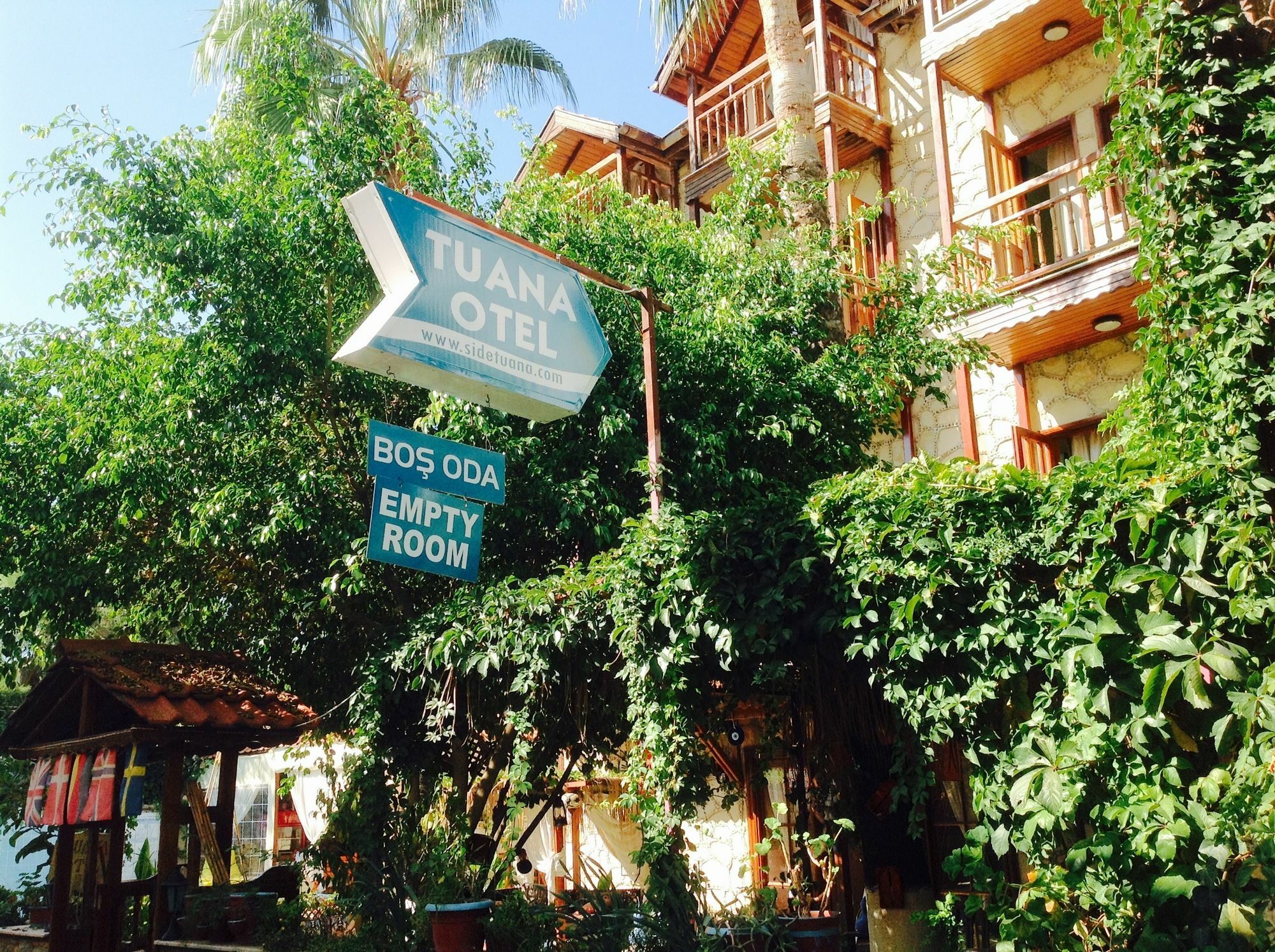 Tuana Hotel Side Exterior photo